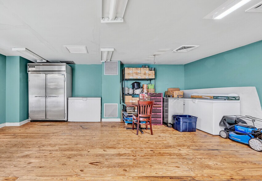 More Photos Of 1041 Harbour Inn Ln, Moneta Restaurant For Sale