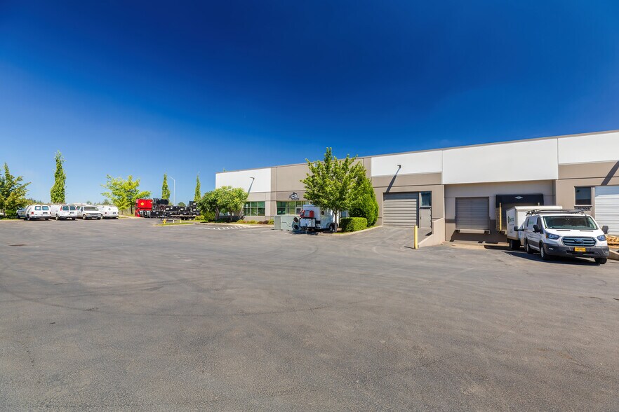 More Photos Of 19850-19990 SW 112th Ave, Tualatin Warehouse For Lease