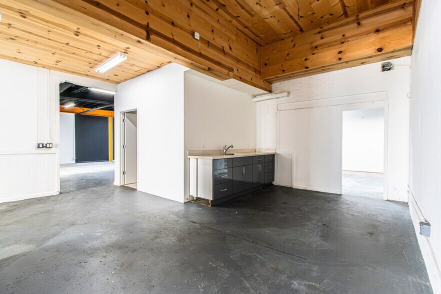 More Photos Of 2815 23rd St, San Francisco Flex For Lease