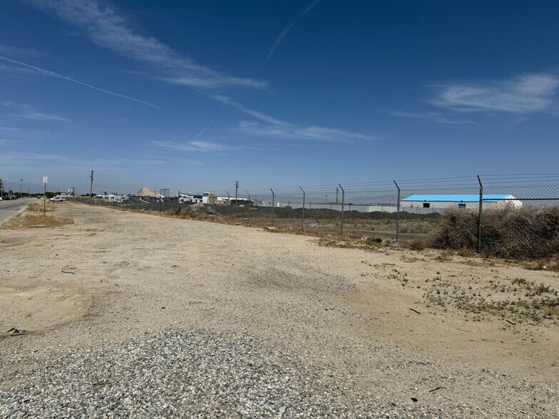 More Photos Of 45711 Division St, Lancaster Land For Lease