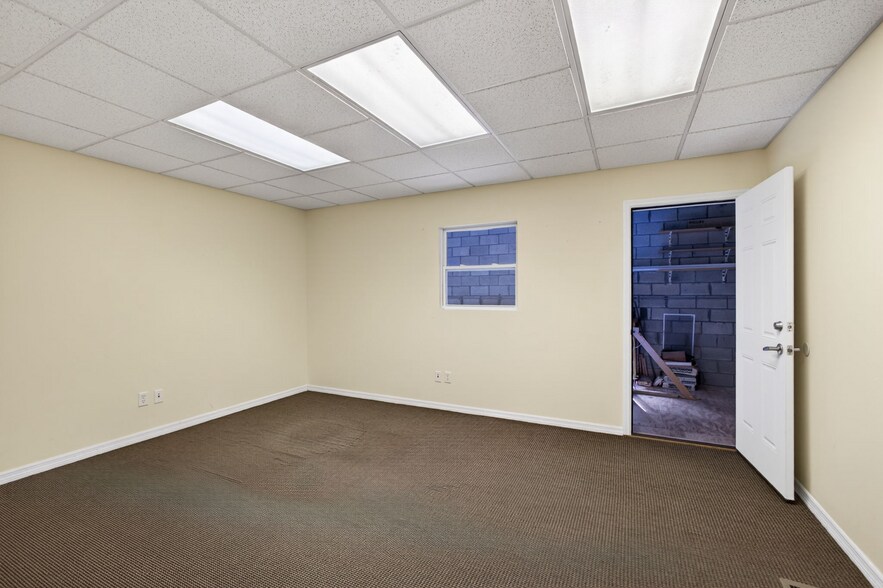 More Photos Of 3097-3117 SE Gran Park Way, Stuart Light Manufacturing For Sale