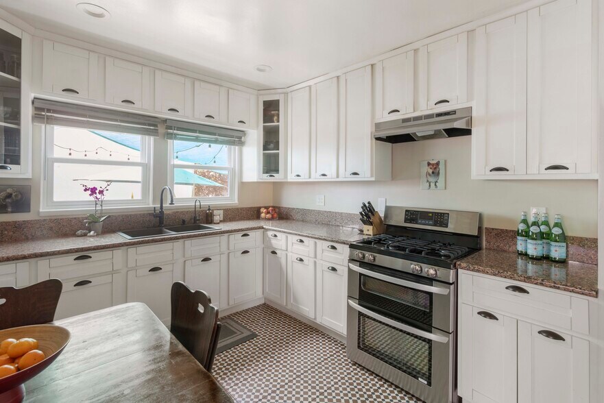 More Photos Of 1569 S Orange Grove Ave, Los Angeles Apartments For Sale