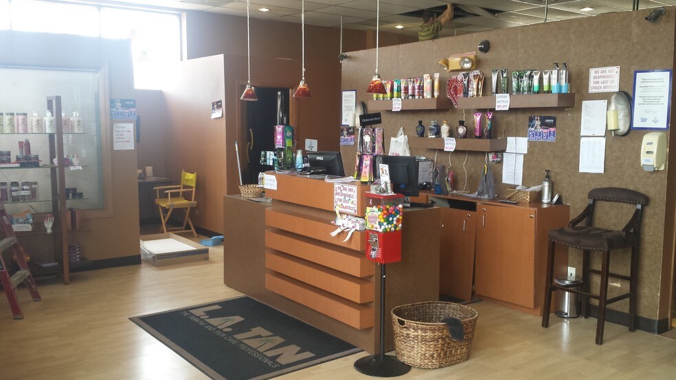 More Photos Of 1766 Waukegan Rd, Glenview Unknown For Lease