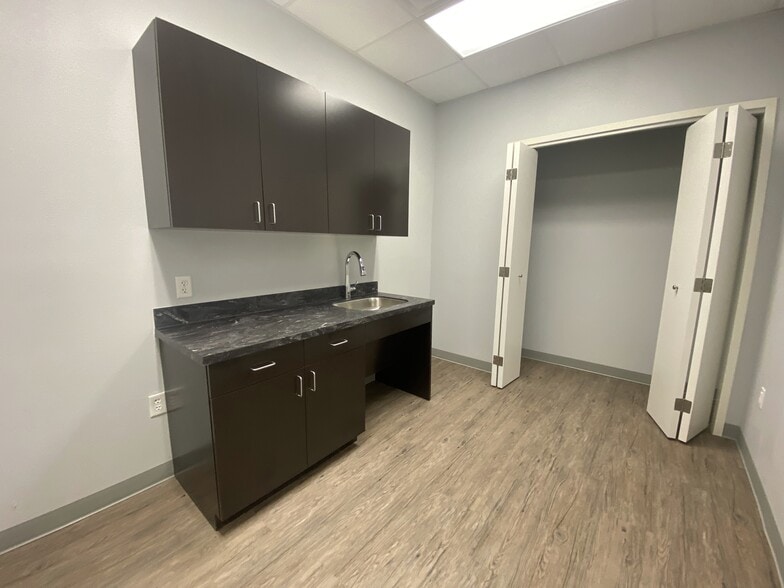 More Photos Of 1880 N Stonebridge Dr, McKinney Medical For Sale