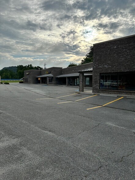 More Photos Of 1211-1223 Joe Frank Harris Pky, Cartersville Unknown For Lease