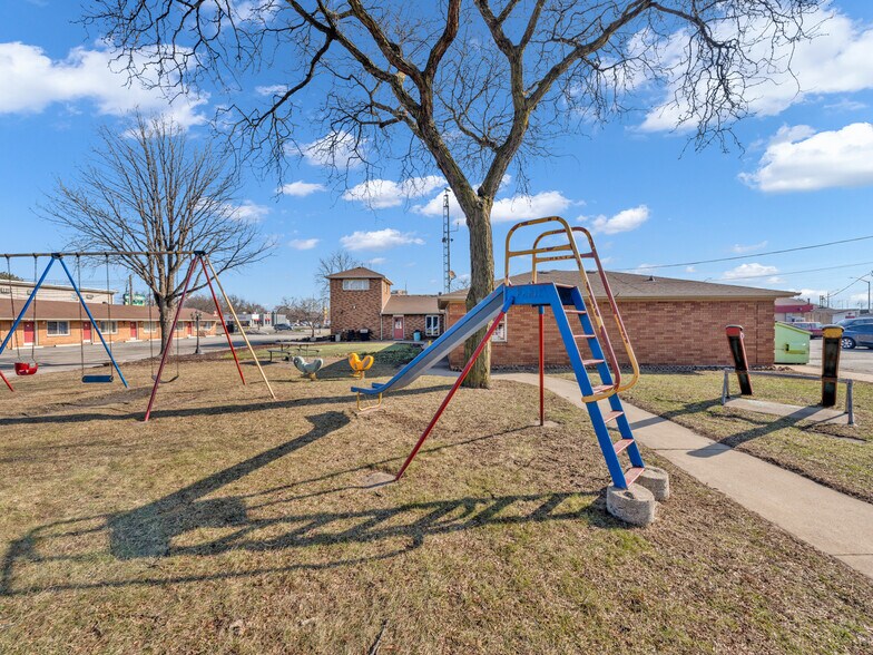 More Photos Of 2889 Howard Av, Windsor Hotel For Sale