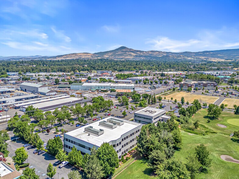 More Photos Of 221 W Stewart Ave, Medford Medical For Lease