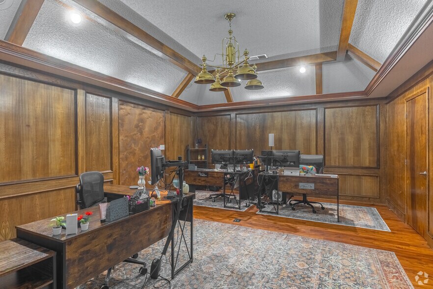 More Photos Of 117 San Augustine St, Center Office For Sale