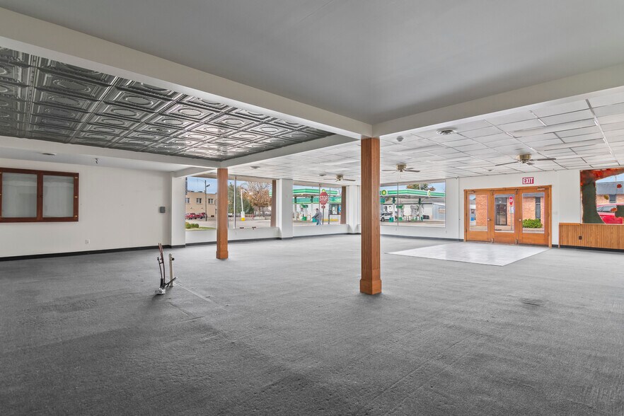 More Photos Of 222 W Main Cross St, Taylorville Showroom For Sale