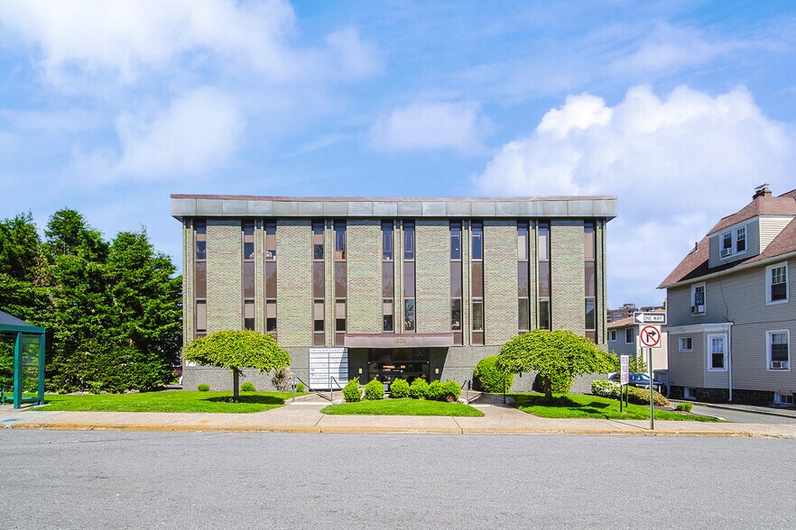 More Photos Of 1625 Anderson Ave, Fort Lee Medical For Lease