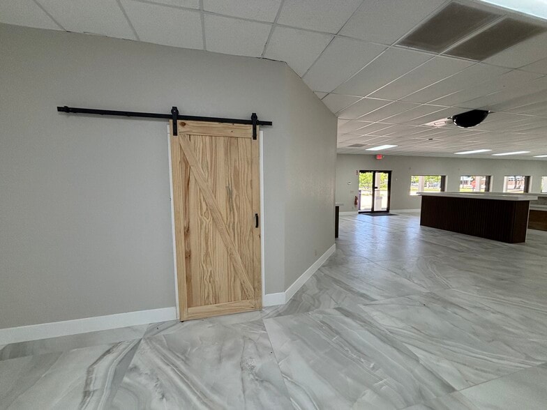 More Photos Of 6350 Bayshore Rd, North Fort Myers Freestanding For Lease