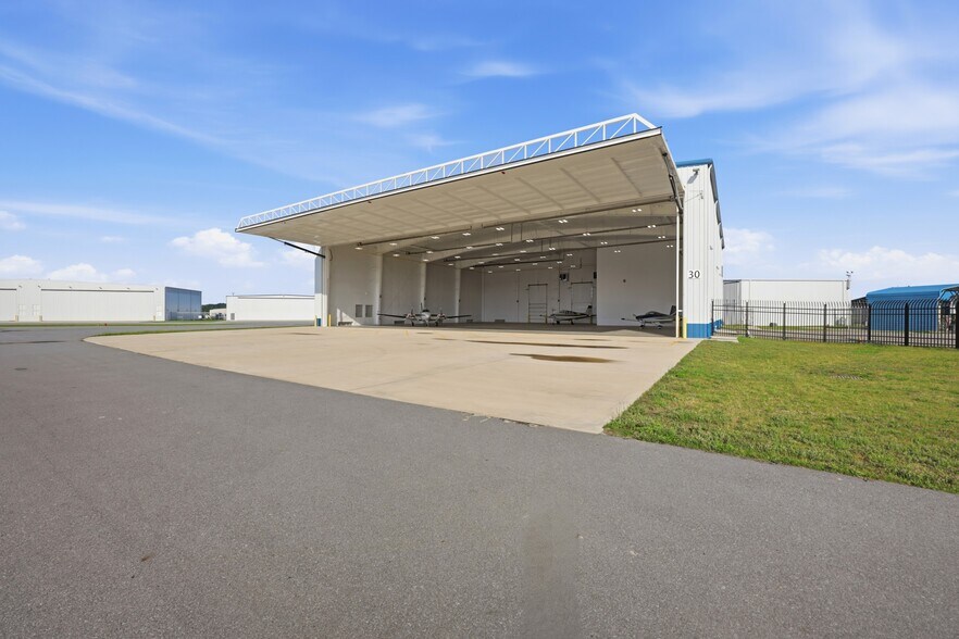 More Photos Of 451 Airport Rd, Greenville Airplane Hangar For Lease
