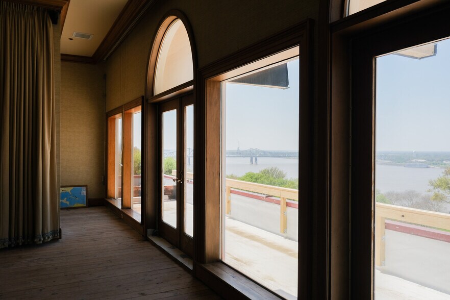 More Photos Of 200 N Canal St, Natchez Flex For Sale
