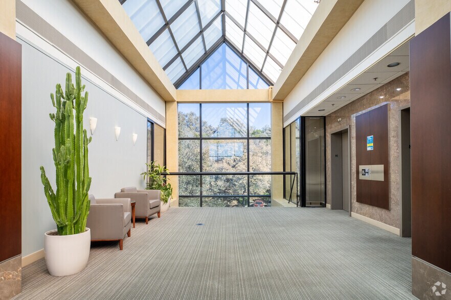 More Photos Of 8834 N Capital of Texas Hwy, Austin Office For Lease