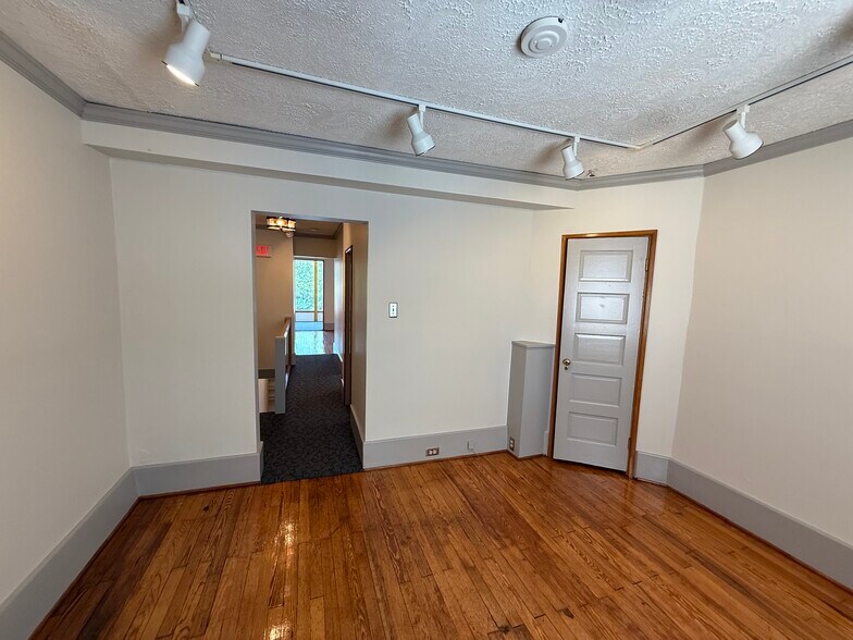 More Photos Of 3447 W Cary St, Richmond Office For Lease