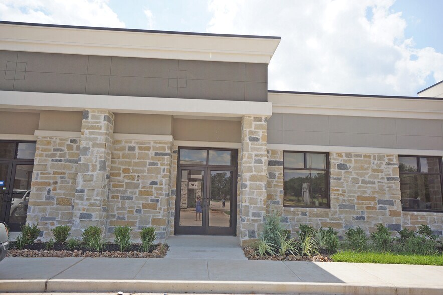 More Photos Of 633 E Fernhurst Dr, Katy Medical For Lease