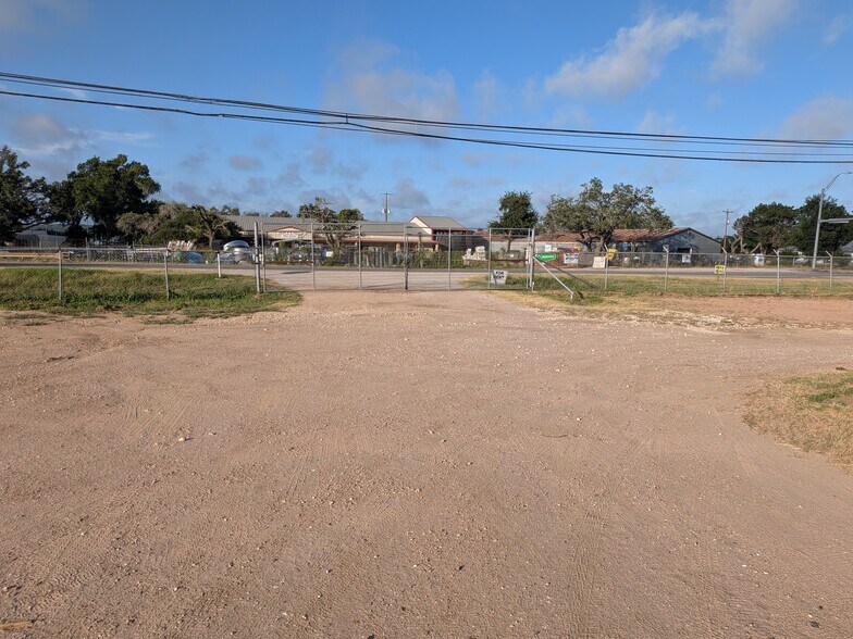 More Photos Of 2110 W Hwy 290, Dripping Springs General Retail For Lease
