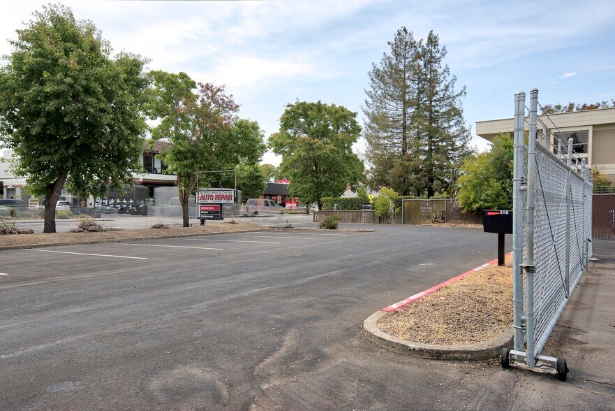 More Photos Of 527 E Washington St, Petaluma General Retail For Sale