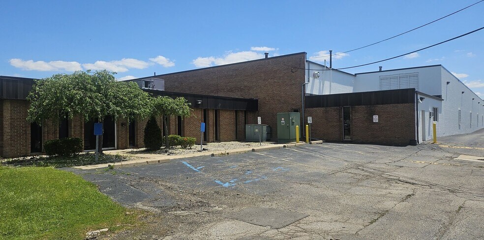 More Photos Of 1700-1704 E Avis Dr, Madison Heights Warehouse For Lease