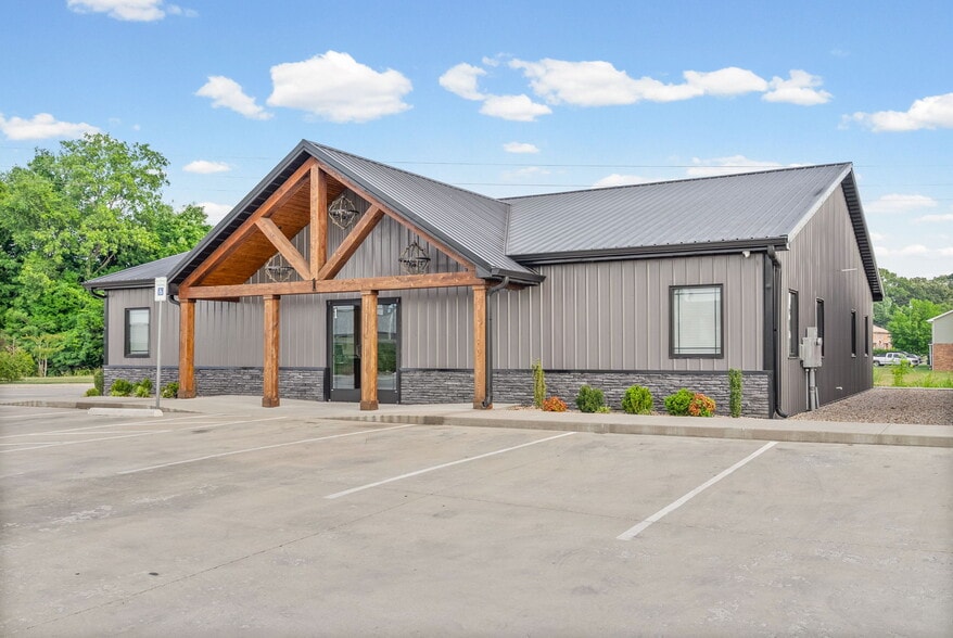 More Photos Of 159 Darlene Dr, Clarksville Office For Lease