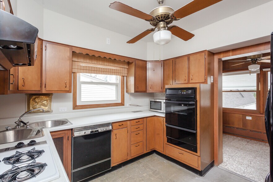 More Photos Of 2950 Central St, Evanston Storefront Retail Residential For Sale