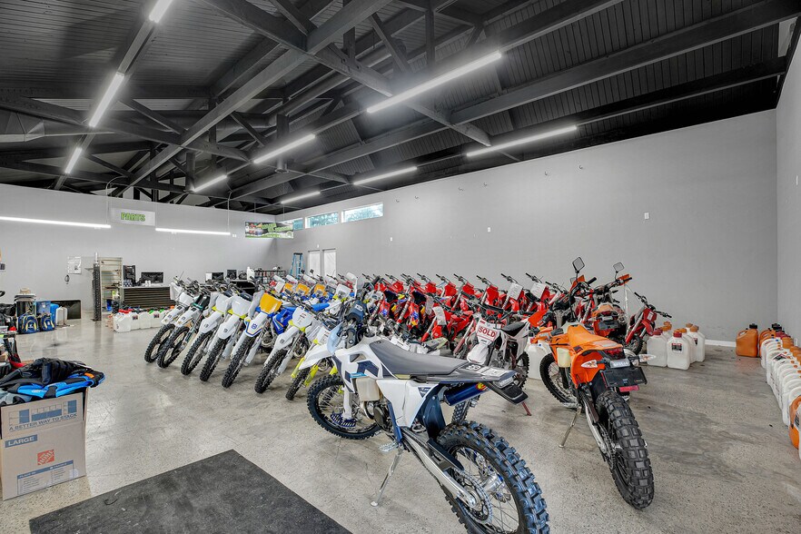 More Photos Of 993 NE Kane Dr, Gresham Freestanding For Sale