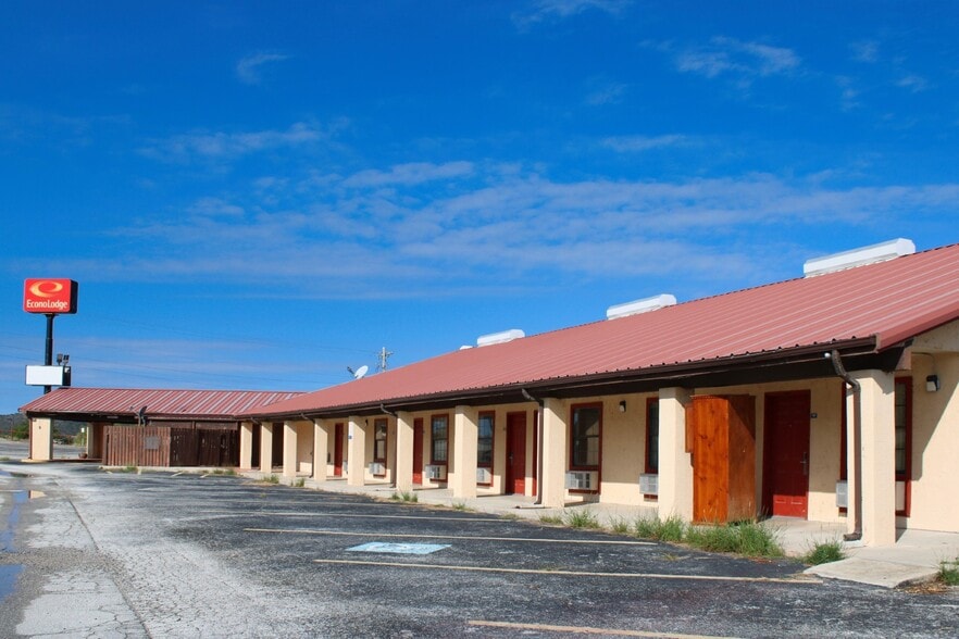 More Photos Of 111 Martinez St, Junction Hotel For Sale