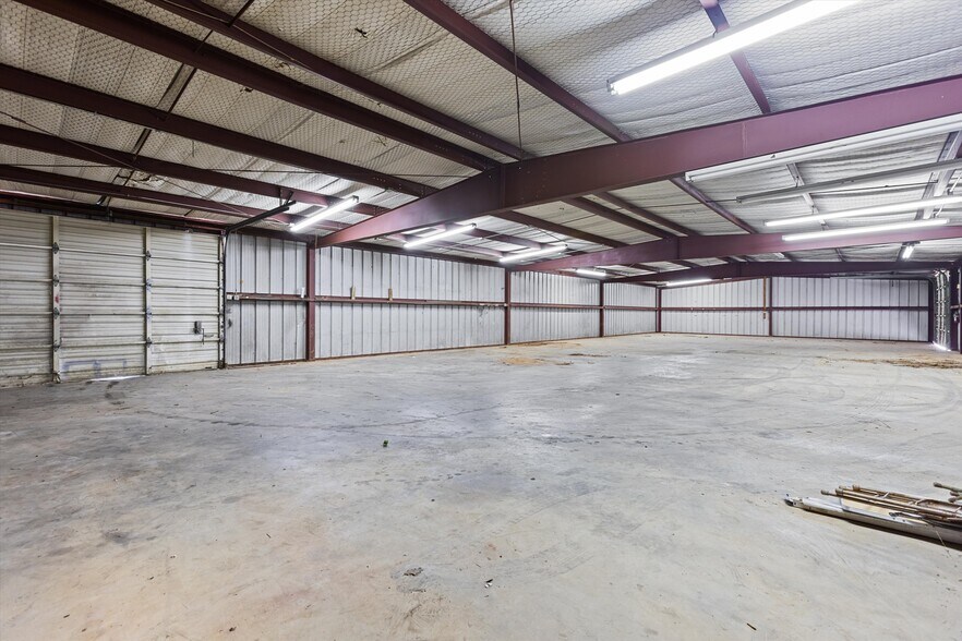 More Photos Of 600 Turner Dr, Palestine Warehouse For Sale