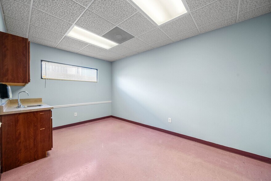 More Photos Of 215 8th St, Clarksville Medical For Lease