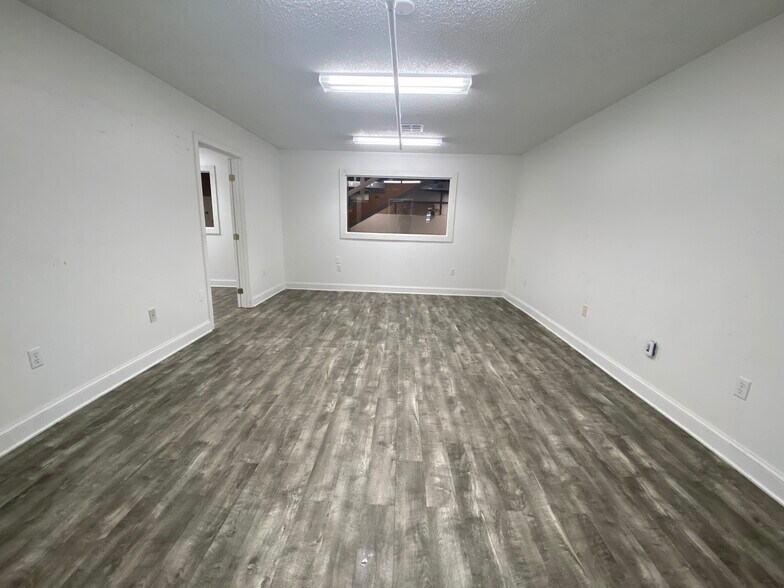 More Photos Of 2103 US-190 Hwy, Hammond Showroom For Sale