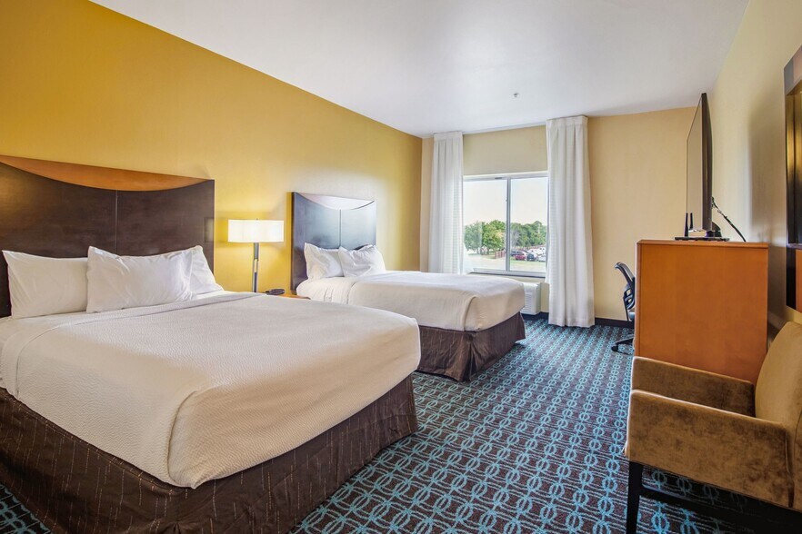 More Photos Of 2107 SE Washington Blvd, Bartlesville Hotel For Sale