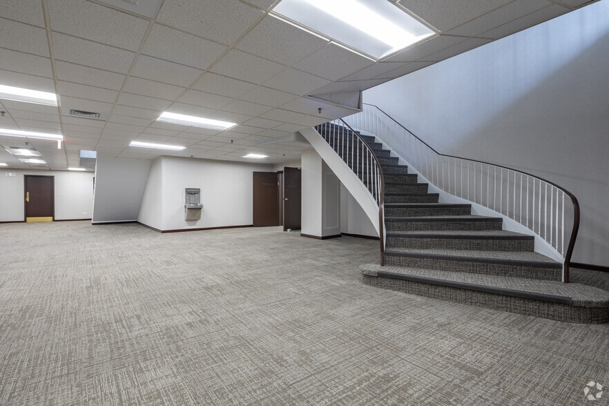 More Photos Of 900 Jorie Blvd, Oak Brook Unknown For Lease