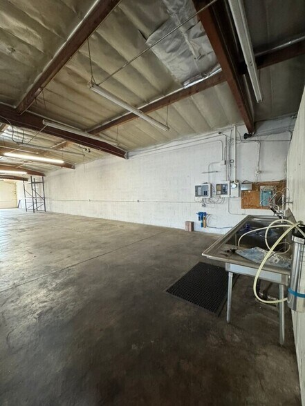 More Photos Of 948 W 9th St, Upland Warehouse For Lease