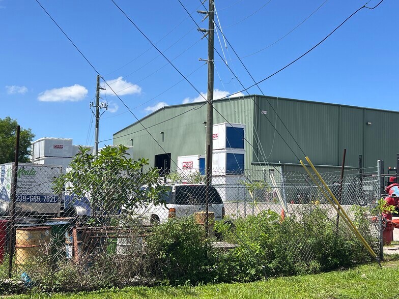 More Photos Of 11891 Amedicus Ln, Fort Myers Warehouse For Lease