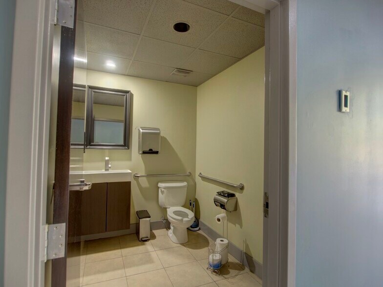 More Photos Of 1000 Van Buren Ave, Indian Trail Flex For Lease