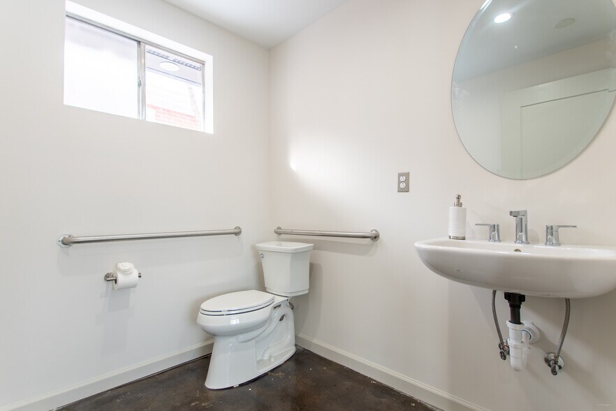 More Photos Of 804 Chevy Chase Pl, Lexington Office For Lease