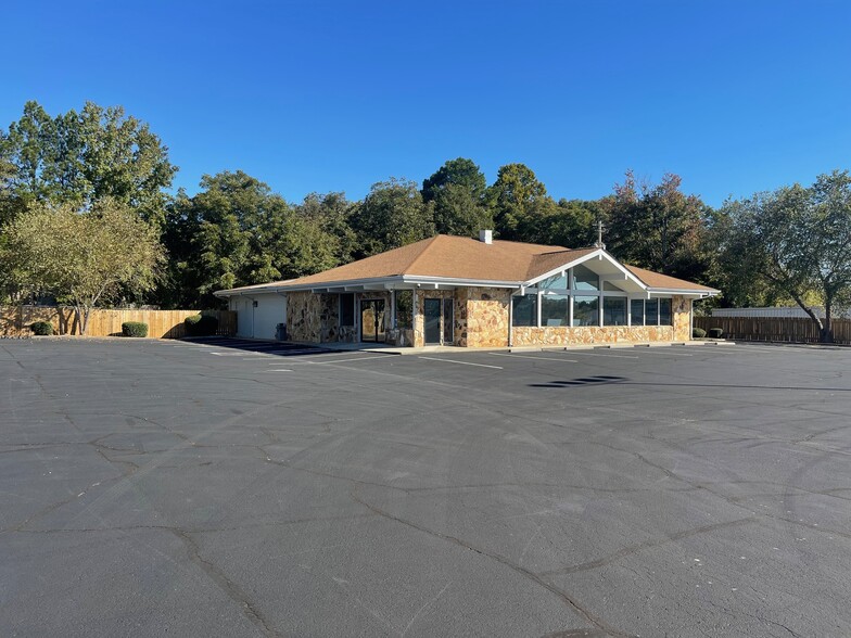 Primary Photo Of 3600 Pepperell Pky, Opelika Veterinarian Kennel For Lease