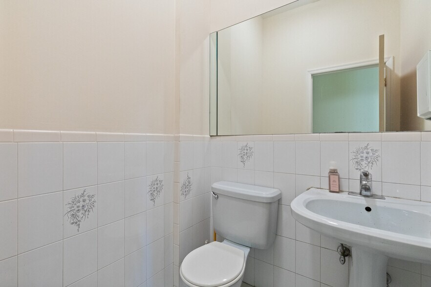 More Photos Of 15 Hamburg Tpke, Bloomingdale Office For Sale