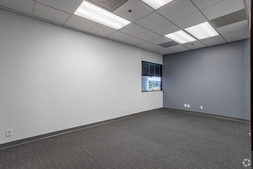 More Photos Of 15707 Rockfield Blvd, Irvine Office For Lease