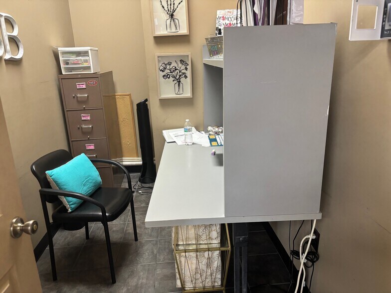 More Photos Of 434 S West St, Wichita Freestanding For Lease