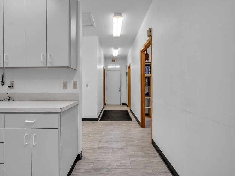 More Photos Of 711 W Main St, Sheridan Veterinarian Kennel For Sale