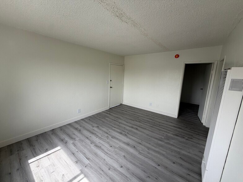 More Photos Of 1075 W 39th St, Los Angeles Apartments For Sale