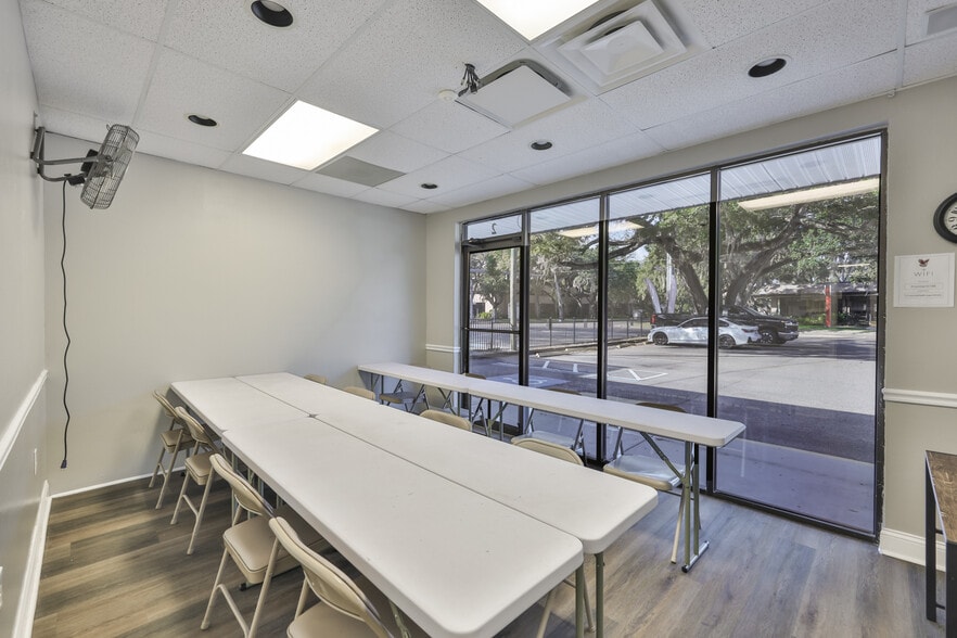 More Photos Of 307 S Parsons Ave, Brandon Storefront For Lease