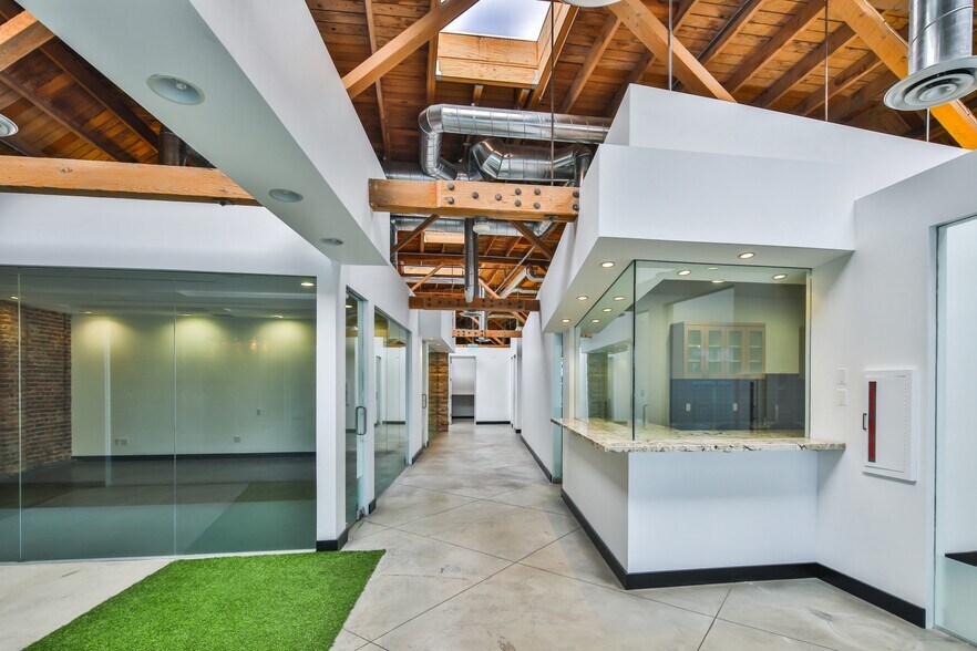 More Photos Of 1319-1321 W 11th St, Los Angeles Showroom For Sale