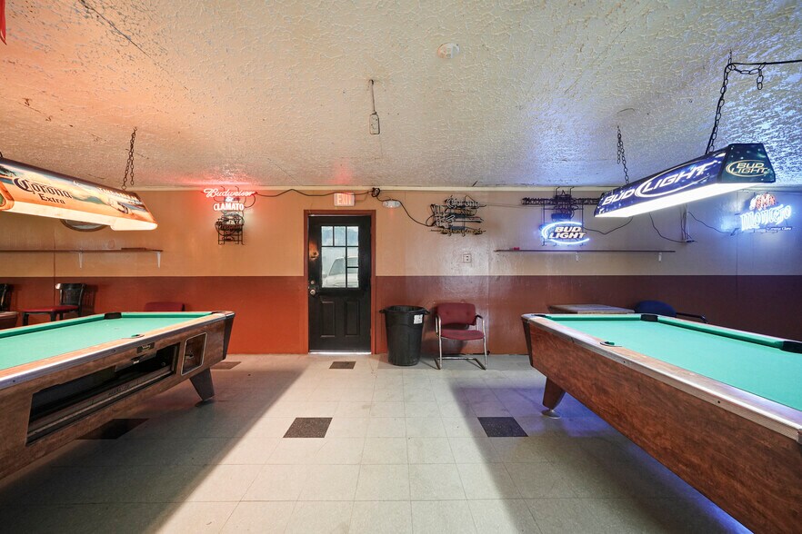More Photos Of 200 S Frazier St, Conroe Bar For Sale