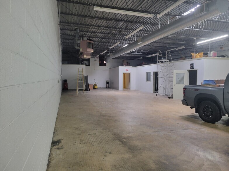 More Photos Of 290 Telser Rd, Lake Zurich Warehouse For Lease