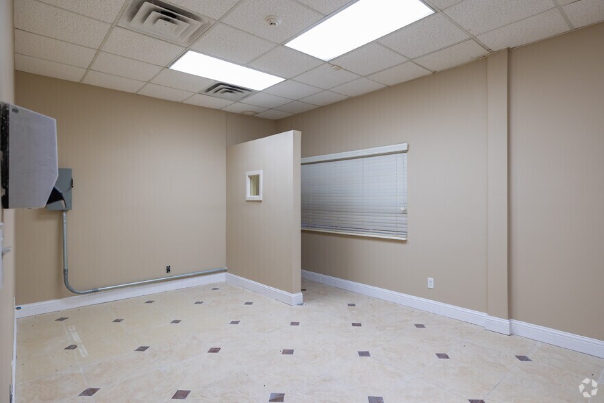 More Photos Of 2101 S Loop 336 W, Conroe Office For Lease