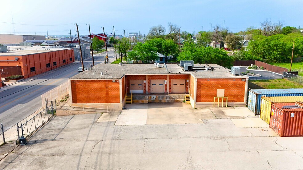 More Photos Of 1403 E Houston St, San Antonio Flex For Lease