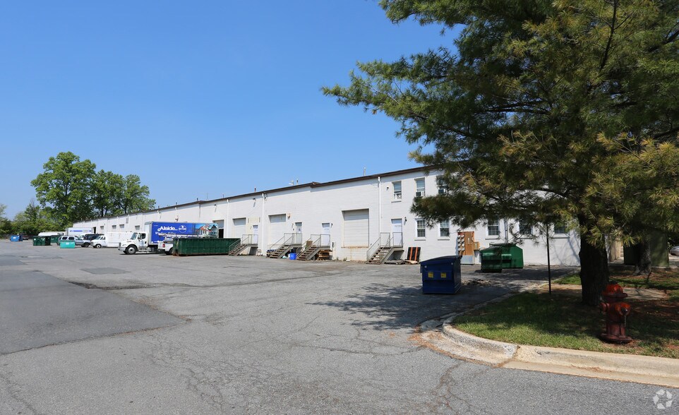 More Photos Of 15720-15754 Crabbs Branch Way, Rockville Showroom For Lease