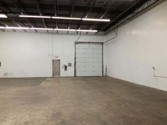 More Photos Of 41-43 Germay Dr, Wilmington Distribution For Lease